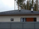 Монтаж снегозадержателей в кровлю из металлочерепицы