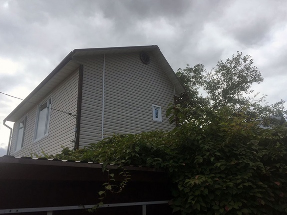 Вентиляционное окно для чердака коричневое