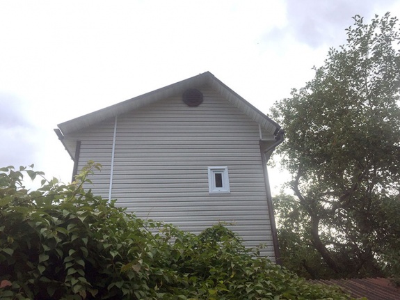 Вентиляционное окно для чердака коричневое