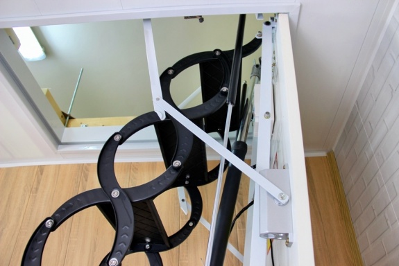 Ножничная лестница автоматическая Fakro LOFTSTEP LCS-E (CH) 70x120x300