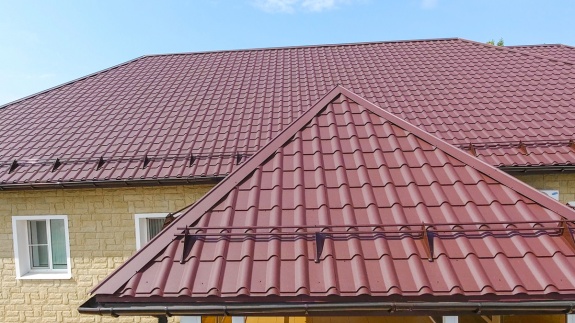 Металлочерепица камея 0,45 Drap RAL 3005 красное вино