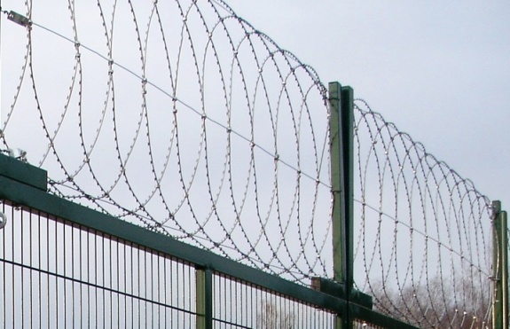 Плоский барьер безопасности из армир. колючей ленты: бухта 950мм витков в п.м. 4,4, 8 клепок в п.м. ГОСТ 3282-74 (10м)