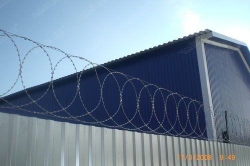 Плоский барьер безопасности из армир. колючей ленты: бухта 950мм витков в п.м. 4,4, 8 клепок в п.м. ГОСТ 3282-74 (10м)