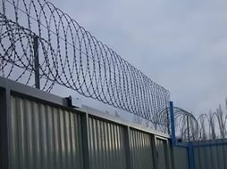 Плоский барьер безопасности из армир. колючей ленты: бухта 950мм витков в п.м. 4,4, 8 клепок в п.м. ГОСТ 3282-74 (10м)