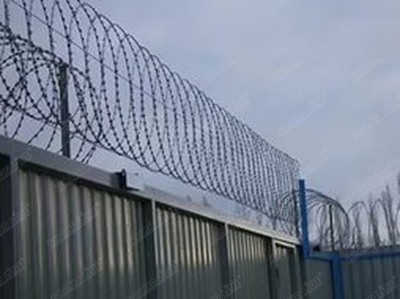 Плоский барьер безопасности из армированной колючей ленты: бухта 500мм витков в п.м. 4,4 ГОСТ 3282-74 (10м)