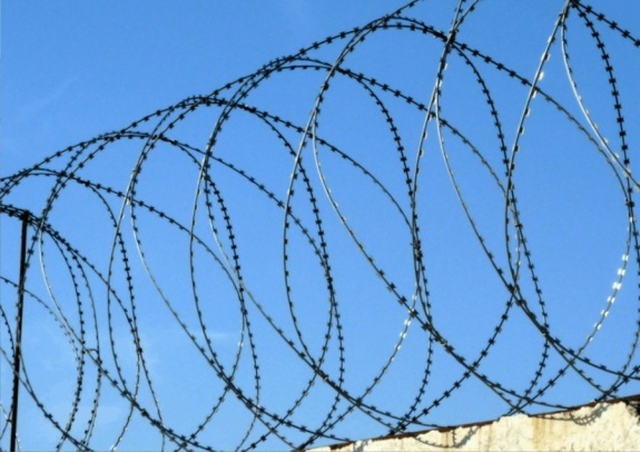 Спиральный барьер безопасности из армированной колючей ленты:бухты 600мм витков в п.м. 5, клепок -3 ГОСТ 3282-74 (10м)